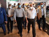 رئيس الوزراء يتابع منظومة الكاميرات الحرارية فى مطار القاهرة.. صور