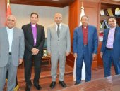 محافظ سوهاج يستقبل رئيس المجمع العام لكنائس نهضة القداسة بمصر 