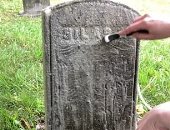 أمريكية تتخلص من الضغط النفسي بتنظيف شواهد القبور وتوثق أنساب الموتى..فيديو  