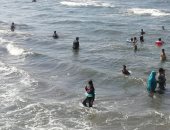 شاطئ بورسعيد يتجمل لاستقبال المصيفين.. وخدمات مجانية لذوى الهمم "فيديو"