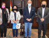 محافظ الأقصر يناقش مع ممثلة الصحة العالمية بمصر موقف لقاحات كورونا