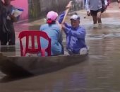 مواطنو كولومبيا يحولون القوارب لوسيلة تنقل فى الشوارع بسبب الفيضانات.. فيديو