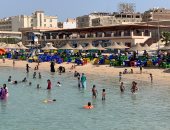 إقبال على شواطئ الغردقة و50 جنيها رسم دخول شاطئ النادى الاجتماعى.. لايف وصور