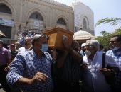 وصول جثمان الإعلامى حمدى الكنيسى لمسجد الحصرى استعدادا لصلاة الجنازة
