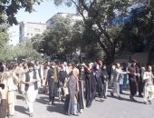 مئات الأفغان يتظاهرون أمام بنك فى كابول للمطالبة برواتبهم المتأخرة منذ شهور