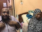 ترك زوجته وتفرغ لخدمة أمه وشقيقته.. "أحمد" أخ وابن بدرجة "ممرض".. فيديو وصور