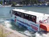 حافلات برمائية تبهر السائحين بجولة من البر إلى ضفاف نهر السين في باريس.. فيديو