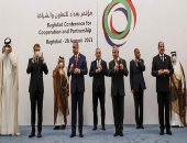 العالم هذا المساء..مصرع 21 شخصا وفقدان 50 آخرين فى غرق قارب فى بنجلاديش..آلاف الأفغان يتظاهرون احتجاجًا على إغلاق البنوك فى كابول.. بيان ختام مؤتمر بغداد: المشاركون أكدوا ضرورة عدم التدخل بالشؤون الداخلية للدول