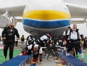 8 رياضيين يسحبون أضخم طائرة شحن في العالم ويسعون لدخول موسوعة جينيس.. صور 