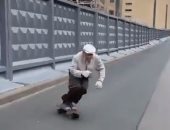 العمر مجرد رقم.. مسن 73 عاما يتزلج فى شوارع روسيا باحترافية.. فيديو