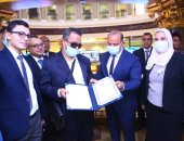 أول مستثمر كفيف يفتتح جلسة تداول البورصة ويبدأ الاستثمار بطريقة برايل.. صور