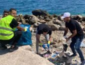 "شواطئ خالية من البلاستيك".. مبادرة شبابية لتنظيف شواطئ الغردقة.. ألبوم صور
