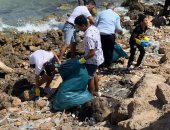 "شواطئ خالية من البلاستيك" حملة لشباب متطوعين تنظف شواطئ الغردقة.. لايف وصور