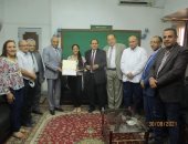 "تعليم المنيا" تكرم الطالبة مريم الرابع مكرر على الثانوية العامة.. صور