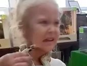 لحظة مرعبة لثعبان يلدغ فتاة من وجهها فى حديقة حيوانات روسية.. فيديو وصور