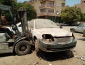 محافظة الجيزة ترفع السيارات المتهالكة من الشوارع.. صور