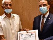 بعمر 73 عاما.. محافظ الفيوم يكرم أكبر طالب حصل على شهادة الثانوية العامة.. صور