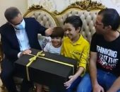محافظ الغربية يزور الطفل زياد البحيرى بمنزله ويقدم له هدية.. فيديو وصور