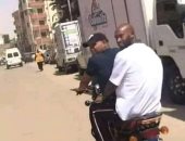 شيكابالا يستقل دراجة نارية ويلتقط صور مع الجماهير خلال زيارته لأسوان.. صور