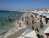 مياه صافية ومناظر خلابة.. شواطئ مطروح تواصل استقبال عشاقها "فيديو"