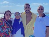 شاهد كهربا يقضى إجازته مع العائلة على أحد الشواطئ