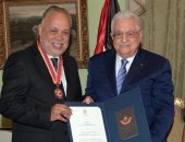 الرئيس الفلسطينى محمود عباس يمنح أشرف زكى أعلى وسام ثقافى فى فلسطين