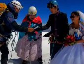 "انا زوج فى السما".. عروسان يقيمان زفافهما على قمة جبل ارتفاعه 6000 متر.. فيديو