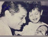 كريم محمود عبد العزيز يكشف عن صورة نادرة من الطفولة مع والده الراحل