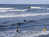 إقبال على شاطئ بورسعيد رغم ارتفاع الأمواج.. لايف وصور 