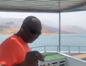 موسيمانى يرقص على يخت ويتقمص مهنة "قبطان" مركب فى البحر الأحمر.. فيديو 