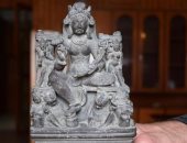 العثور على تمثال حجرى عمره 1200 عام لأحد الآلهة القديمة بالهند