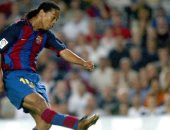 هكذا احتفل رونالدينيو بمرور 18 عاما على أولى مبارياته فى "كامب نو"