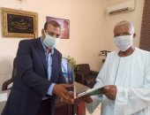 محافظ كفر الشيخ يشهد تسليم 17 عقد تقنين أراضى أملاك الدولة للمستفيدين.. صور