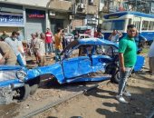 انقسام سيارة إلى نصفين وإصابة شخصين فى تصادم ترام شرق الإسكندرية.. صور