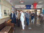 رئيس جامعة المنيا يتابع انتظام تطعيم الطلاب بلقاح كورونا فى أول أيامه