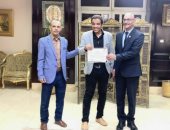 وكيل الشباب والرياضة يكرم مركز شباب العوامية فى سوهاج.. صور