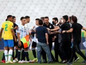 الأرجنتين ترفض استكمال لقاء البرازيل بعد محاولة إخراج زملائهم بالقوة.. صور