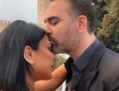 وائل جسار يغازل زوجته فى صورة جديدة بقبله ورسالة رومانسية