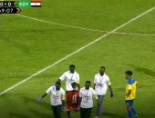 إصابة أحمد توفيق فى مباراة مصر والجابون وخروجه على "نقالة".. فيديو