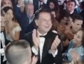 رغم انقطاع الكهرباء.. راغب علامة يستكمل الغناء مع المدعوين فى حفل زفاف لبنانى "فيديو"