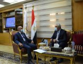سفير العراق بالقاهرة يسلم دعوة لوزير العدل لحضور مؤتمر دولى فى بغداد