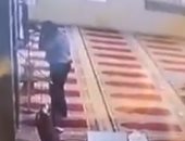 شاهد لحظة وفاة مؤذن ليبى خلال رفعه الأذان فى بنغازى.. فيديو