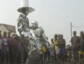 مواطنو الكونغو يرتدون ملابس من القمامة للتوعية بأهمية حماية البيئة .. فيديو
