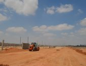 تنفيذ أعمال الطرق وموقف انتظار سيارات لمحطة القطار الكهربائى بالعاشر من رمضان