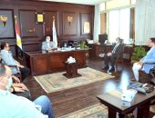 محافظ الأقصر يستقبل وفدا من مجلس الوزراء لمناقشة مشروعات حياة كريمة