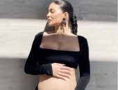 كايلي جينر تعلن حملها الثاني بفيديو يظهر الجنين..وابنتها تقبل "بطنها"..صور 