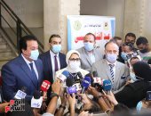 وزيرا التعليم العالى والصحة ورئيس جامعة القاهرة يتفقدون مراكز تطعيم الطلاب بلقاح كورونا 