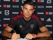 كريستيانو رونالدو يوقع على عقود انضمامه إلى مانشستر يونايتد.. صور