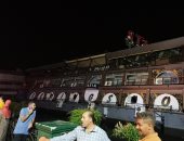 مركب عائم يميل على أحد جانبيه فى النيل بالدقهلية ومحاولات لإنقاذه من الغرق