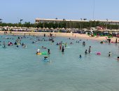 طقس مشمس وإقبال على شواطئ البحر الأحمر رغم ارتفاع الأمواج.. لايف وصور